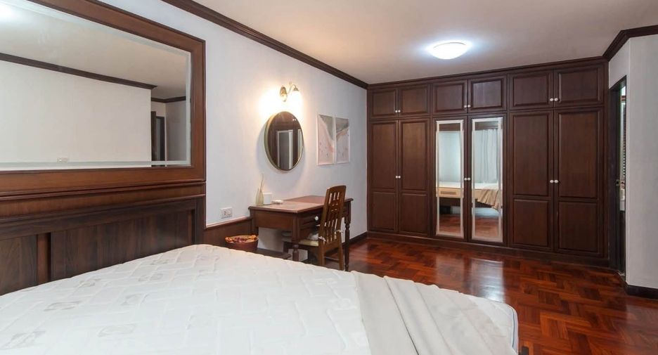 For rent 3 bedrooms condo in Yan Nawa, Bangkok
