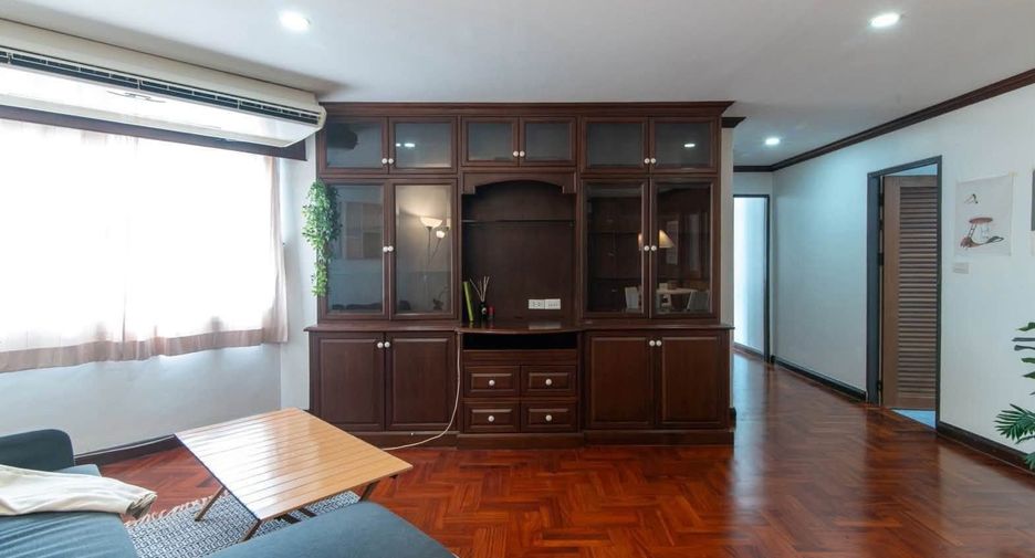 For rent 3 bedrooms condo in Yan Nawa, Bangkok