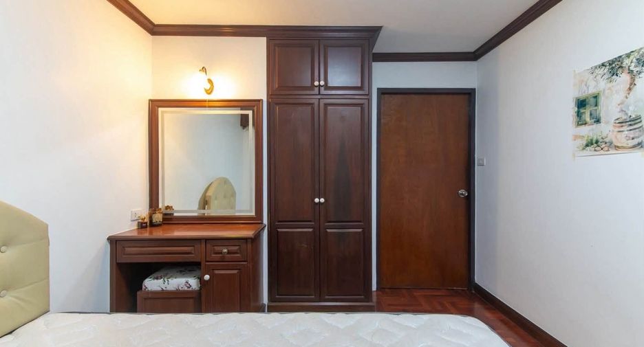 For rent 3 bedrooms condo in Yan Nawa, Bangkok