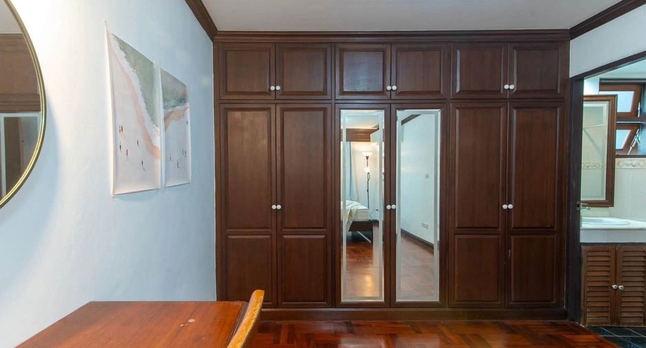 For rent 3 bedrooms condo in Yan Nawa, Bangkok