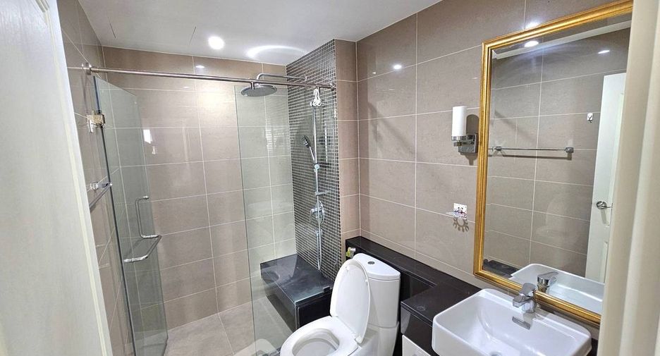 For rent 2 bedrooms condo in Huai Khwang, Bangkok