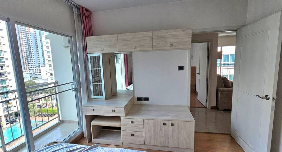 For rent 2 bedrooms condo in Huai Khwang, Bangkok
