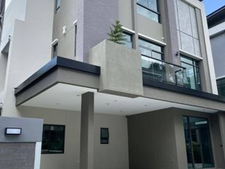 For rent 3 bedrooms house in Phra Khanong, Bangkok