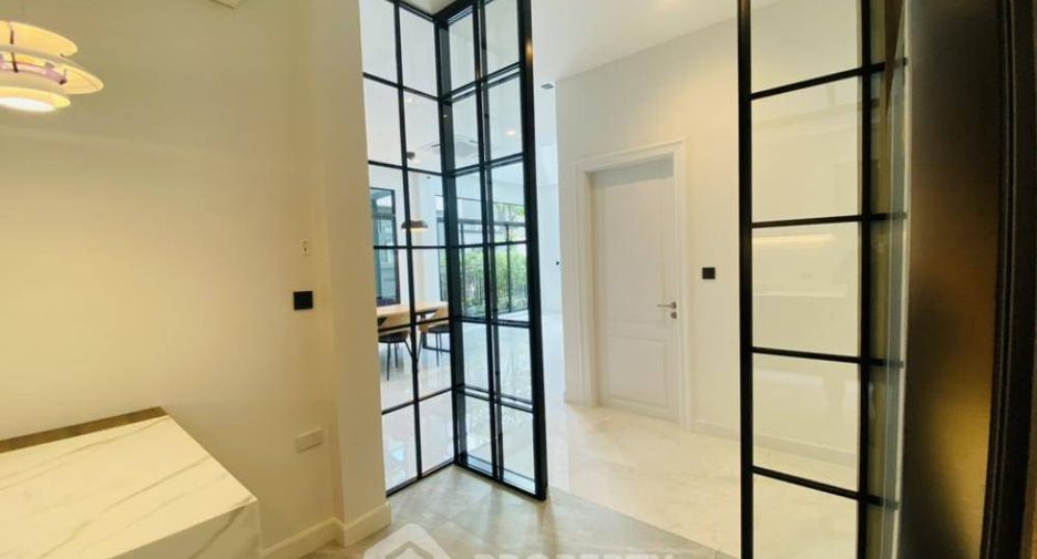 For rent 3 bedrooms house in Phra Khanong, Bangkok