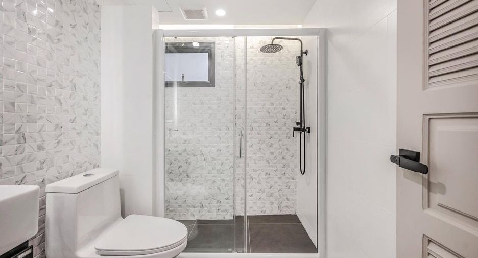 For sale 4 bedrooms condo in Watthana, Bangkok