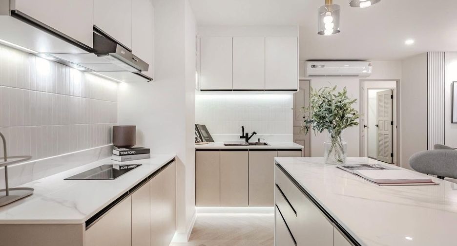 For sale 4 bedrooms condo in Watthana, Bangkok