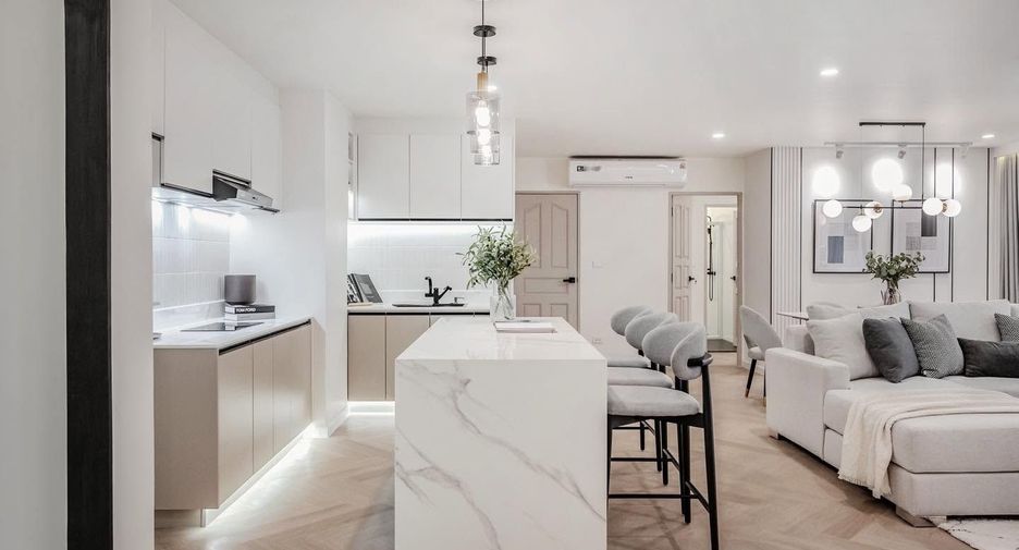 For sale 4 bedrooms condo in Watthana, Bangkok