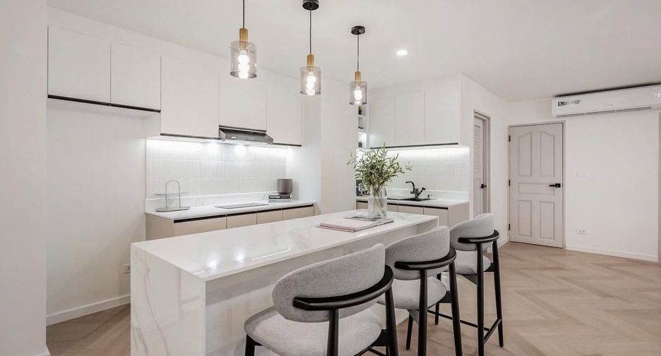 For sale 4 bedrooms condo in Watthana, Bangkok