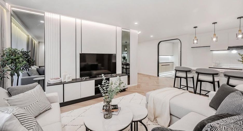 For sale 4 bedrooms condo in Watthana, Bangkok