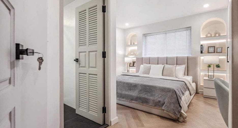 For sale 4 bedrooms condo in Watthana, Bangkok