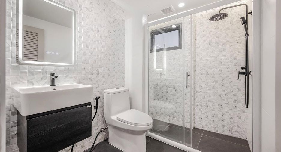 For sale 4 bedrooms condo in Watthana, Bangkok