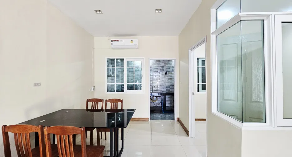 For sale and for rent 4 bedrooms townhouse in Mueang Chiang Rai, Chiang Rai