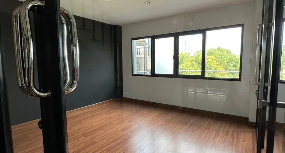 For rent 5 ベッドルーム townhouse in Pak Kret, Nonthaburi