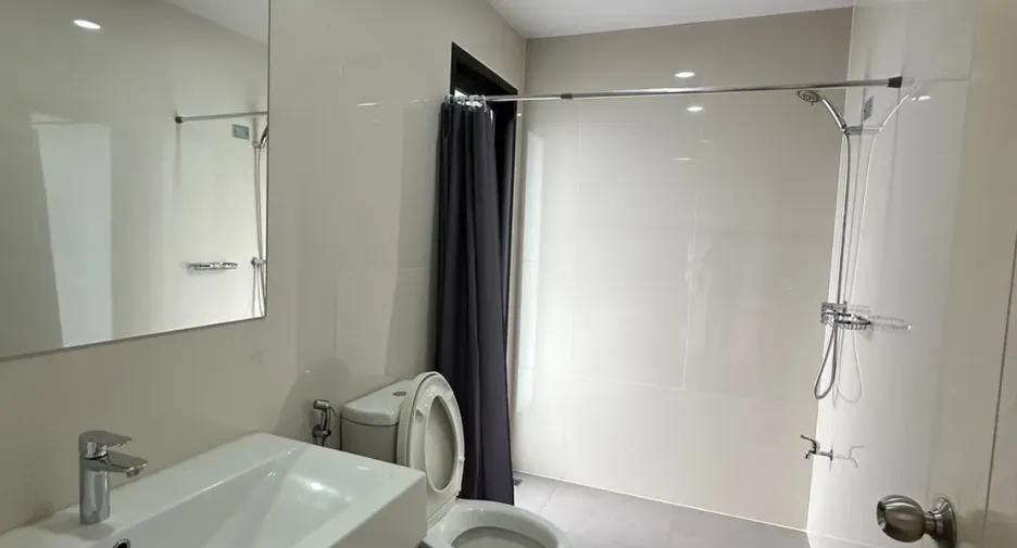 For rent 5 ベッドルーム townhouse in Pak Kret, Nonthaburi