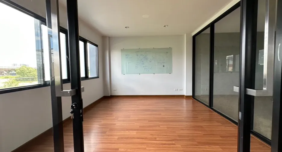 For rent 5 ベッドルーム townhouse in Pak Kret, Nonthaburi