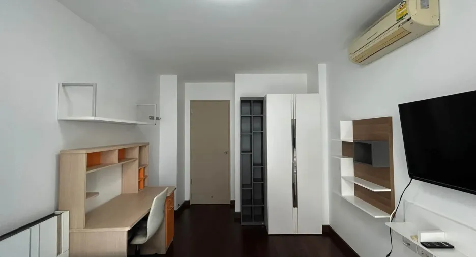 For rent 2 bedrooms condo in Khlong San, Bangkok