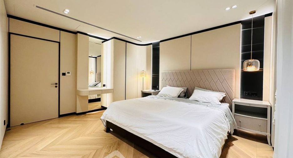 For sale 4 ベッドルーム townhouse in Watthana, Bangkok