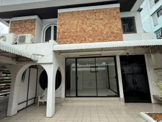 For rent 4 bedrooms house in Din Daeng, Bangkok