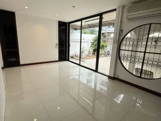 For rent 4 bedrooms house in Din Daeng, Bangkok