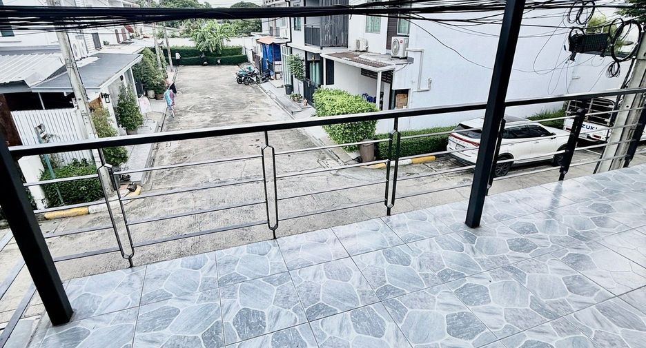 For rent 3 bedrooms townhouse in Lat Phrao, Bangkok
