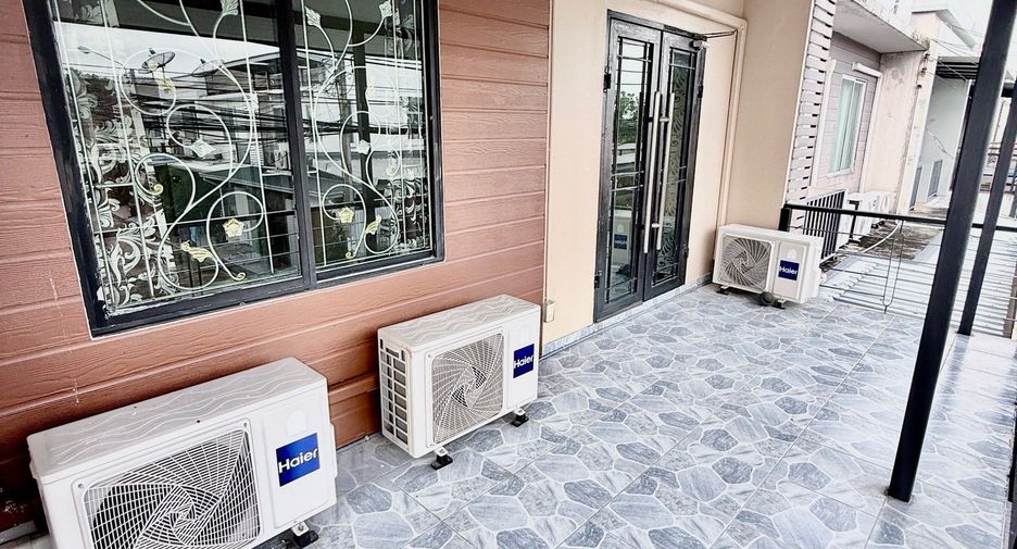 For rent 3 bedrooms townhouse in Lat Phrao, Bangkok