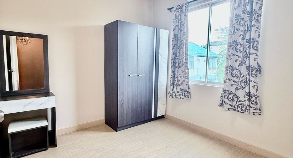 For rent 3 bedrooms townhouse in Lat Phrao, Bangkok