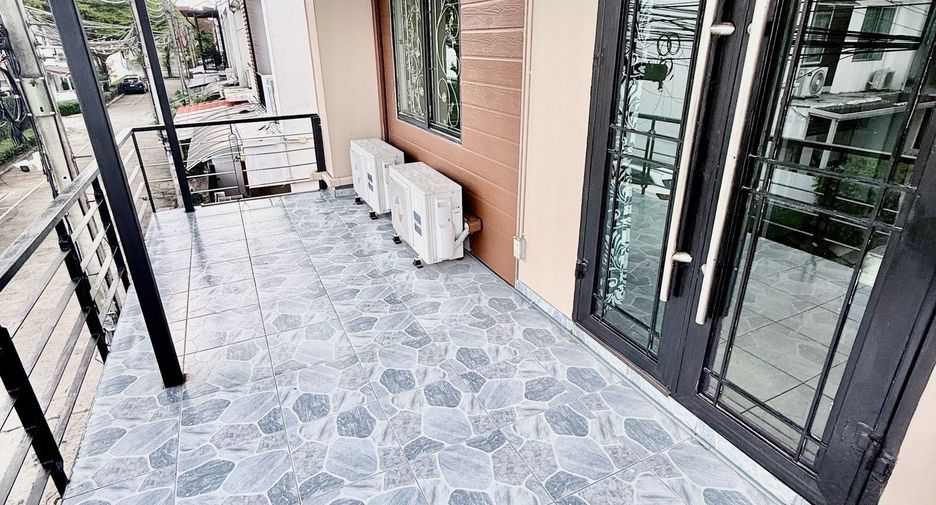 For rent 3 bedrooms townhouse in Lat Phrao, Bangkok