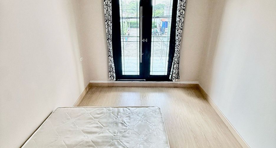 For rent 3 bedrooms townhouse in Lat Phrao, Bangkok