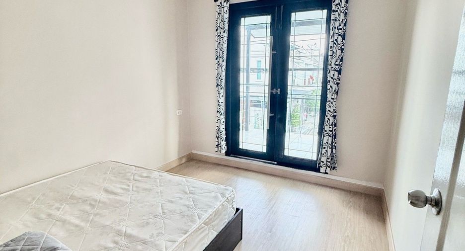 For rent 3 bedrooms townhouse in Lat Phrao, Bangkok