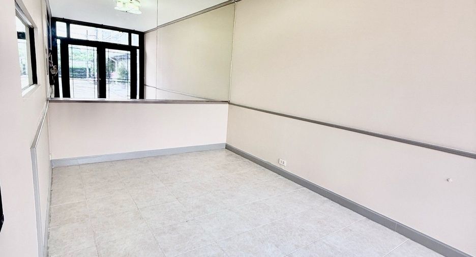 For rent 3 bedrooms townhouse in Lat Phrao, Bangkok