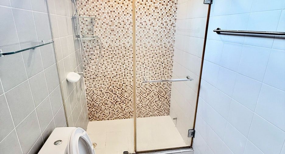 For rent 3 bedrooms townhouse in Lat Phrao, Bangkok