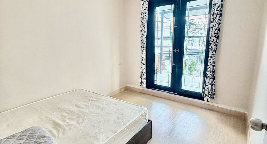 For rent 3 bedrooms townhouse in Lat Phrao, Bangkok