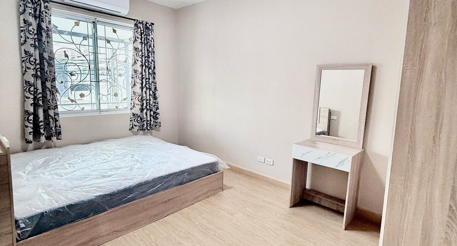 For rent 3 bedrooms townhouse in Lat Phrao, Bangkok