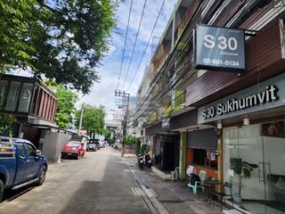 For sale 26 bedrooms retail Space in Khlong Toei, Bangkok