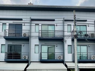 Casa adosada en venta de 3 habitaciones en Prawet, Bangkok