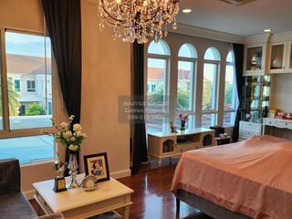 For sale 6 bedrooms house in Phra Khanong, Bangkok