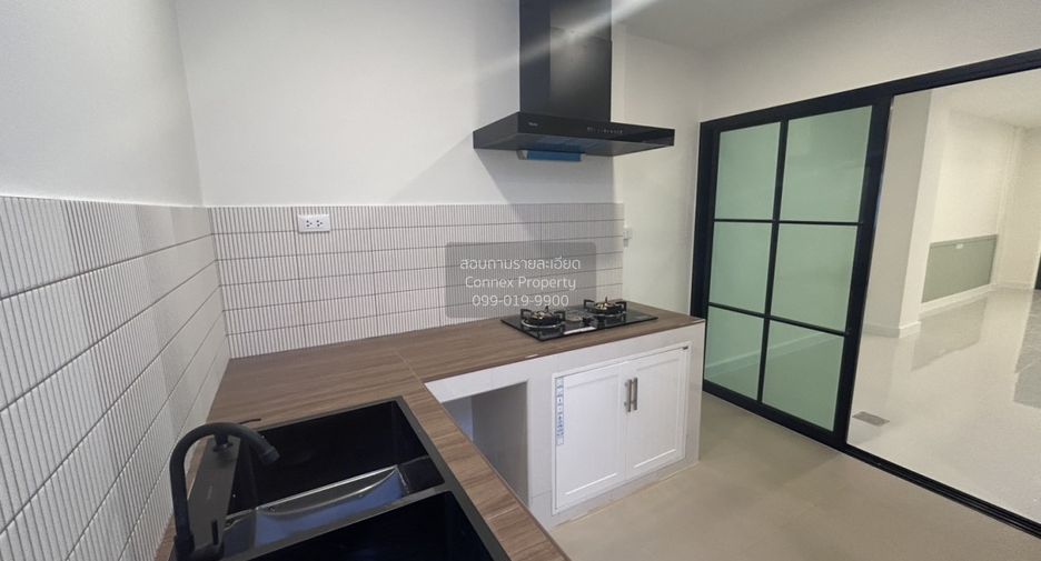 Casa adosada en venta de 3 habitaciones en Pak Kret, Nonthaburi
