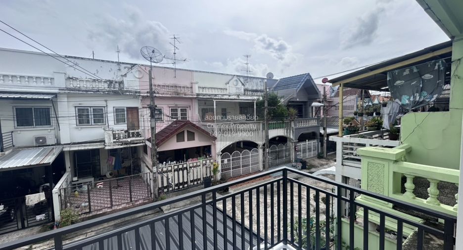 Casa adosada en venta de 3 habitaciones en Pak Kret, Nonthaburi