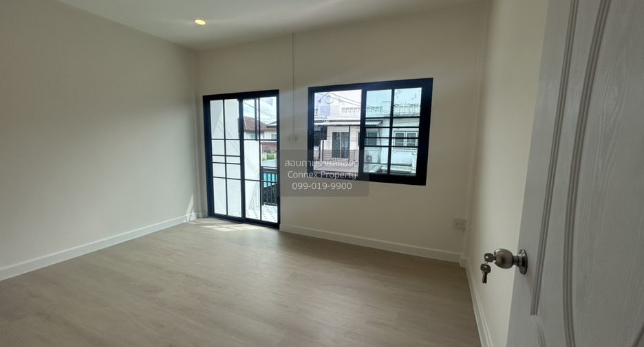 Casa adosada en venta de 3 habitaciones en Pak Kret, Nonthaburi