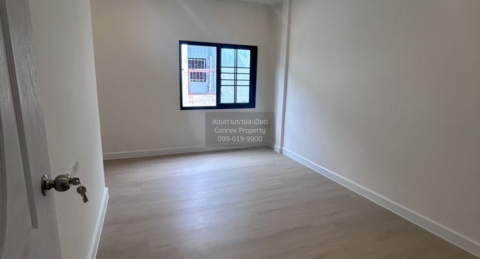 Casa adosada en venta de 3 habitaciones en Pak Kret, Nonthaburi