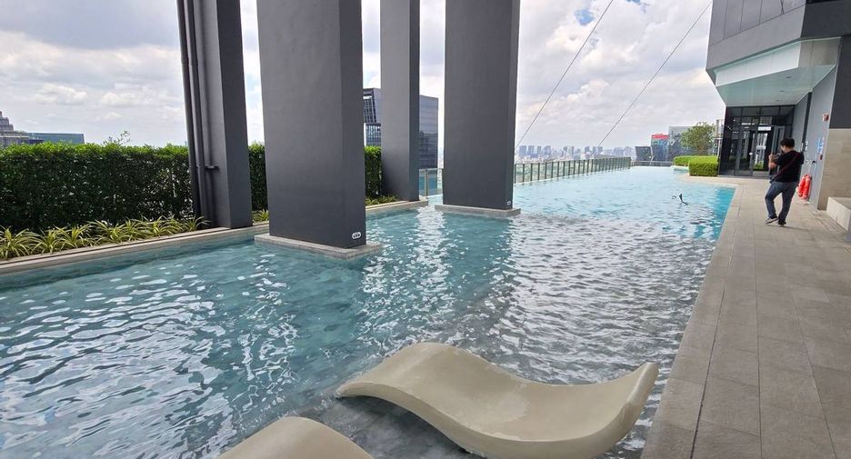 For rent 2 bedrooms condo in Huai Khwang, Bangkok