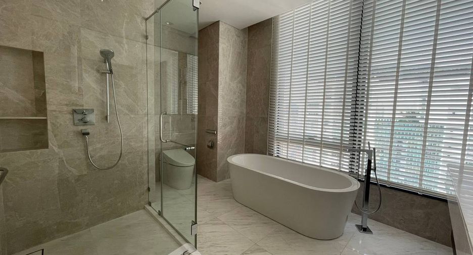 For rent 2 bedrooms condo in Pathum Wan, Bangkok