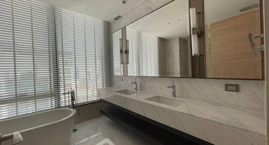 For rent 2 bedrooms condo in Pathum Wan, Bangkok