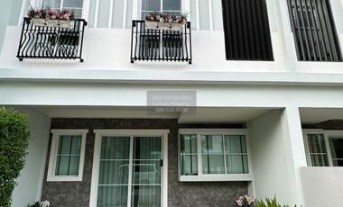 Casa adosada en alquiler de 3 habitaciones en Prawet, Bangkok