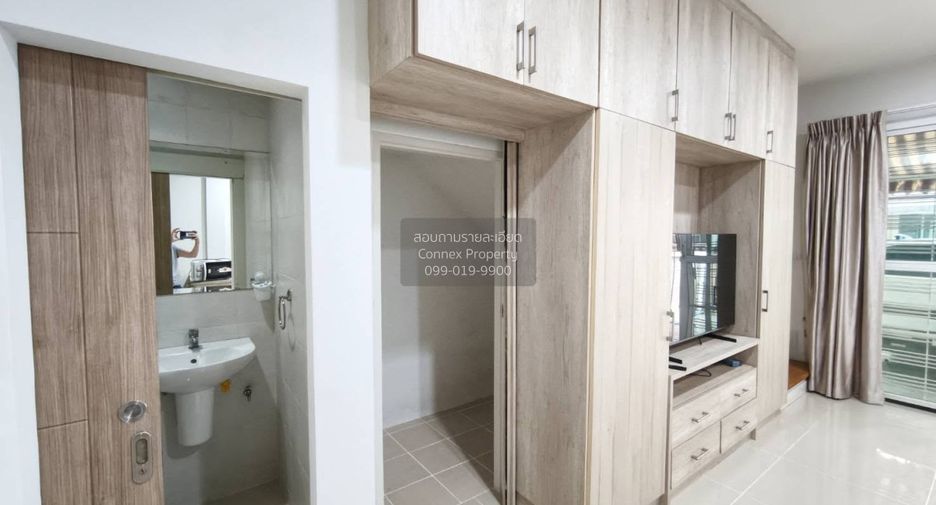 For rent 3 bedrooms townhouse in Chom Thong, Bangkok