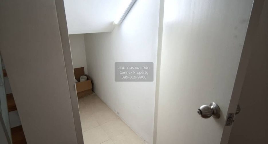 For rent 3 bedrooms townhouse in Chom Thong, Bangkok