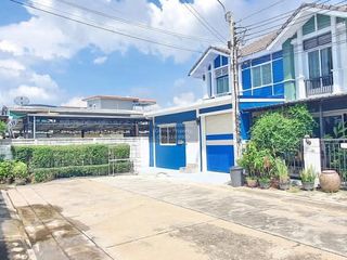 For rent 3 bedrooms townhouse in Bang Khun Thian, Bangkok