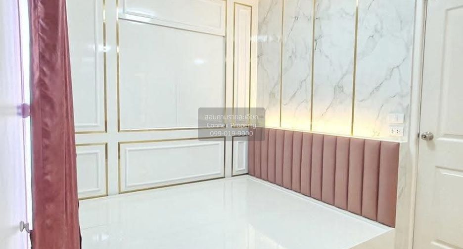 For rent 3 bedrooms townhouse in Bang Khun Thian, Bangkok