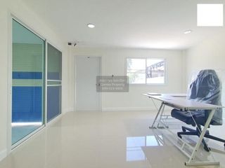 For rent 3 bedrooms townhouse in Bang Khun Thian, Bangkok