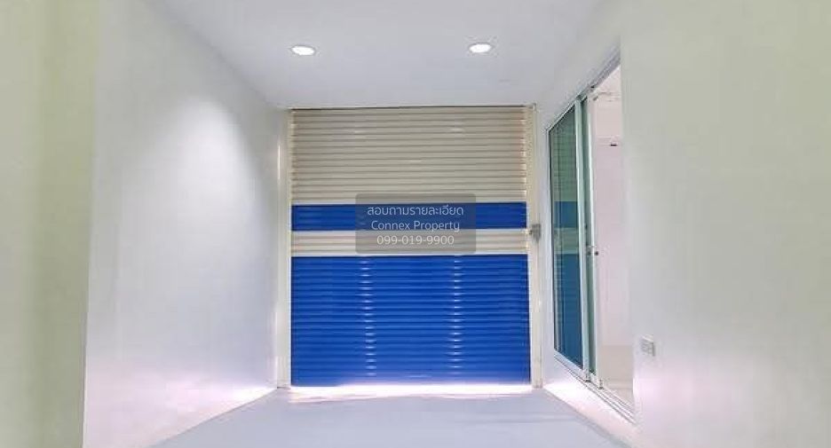 For rent 3 bedrooms townhouse in Bang Khun Thian, Bangkok